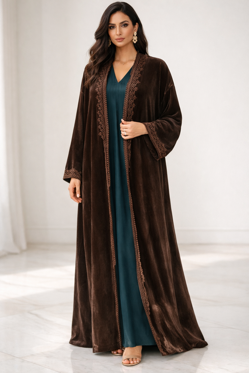 كيمونو مخمل بني فاخر مع تطريز ذهبي راقي