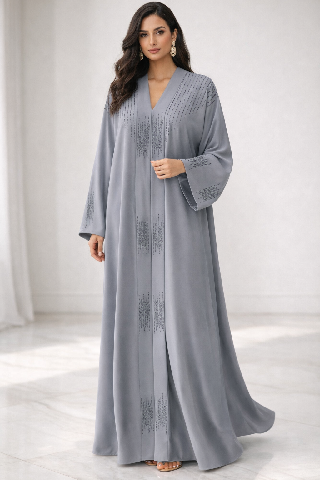 عباية رمادي فاتح فاخر مع تطريز كريستال أنيق