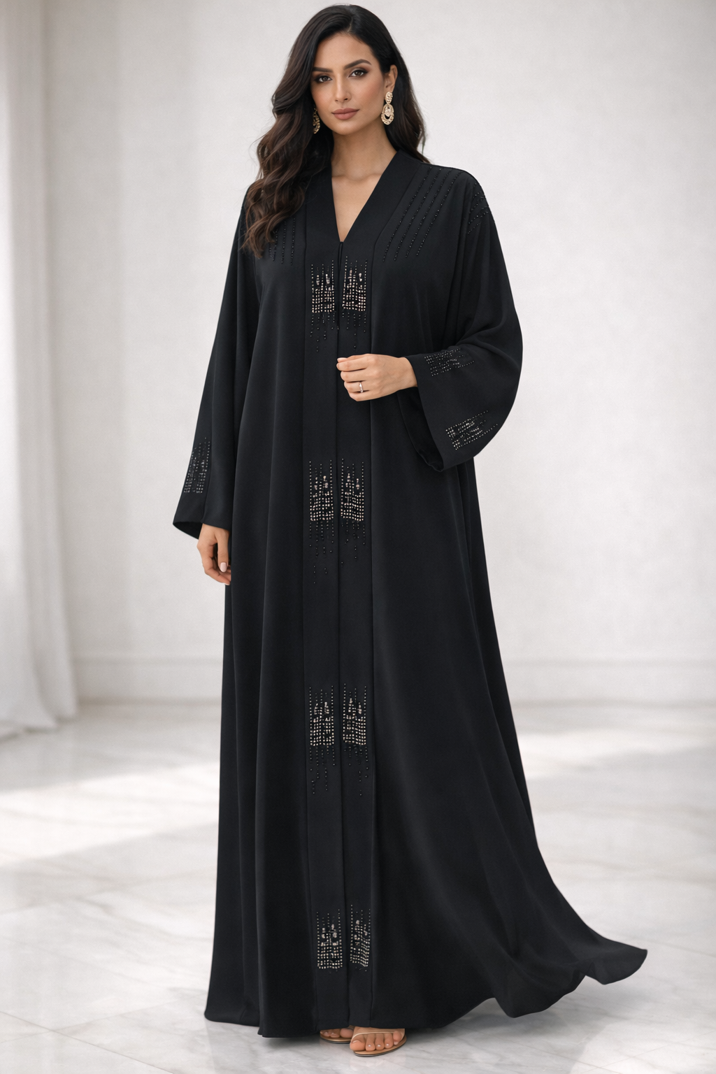 عباية مخمل أسود فاخر مع تطريز كريستال أنيق