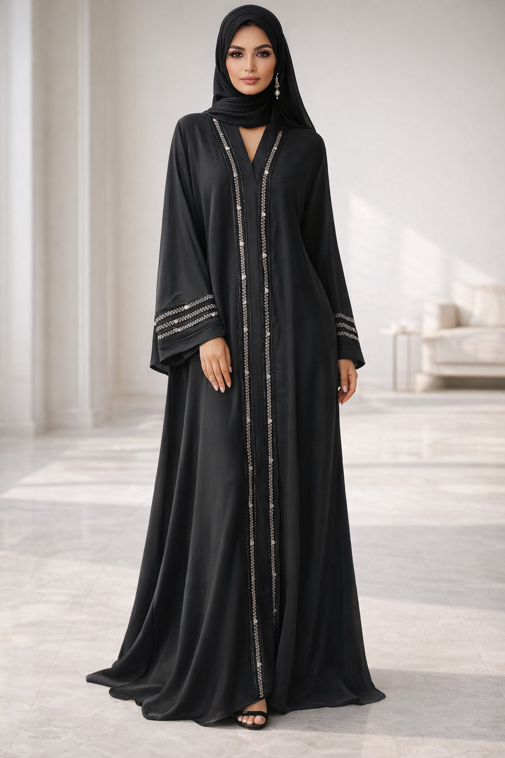 عباية أسود فاخرة مع تطريز فضي وكريستال راقي