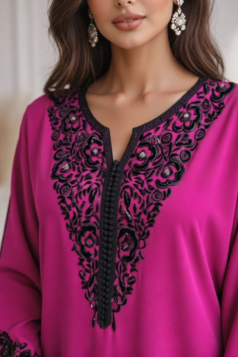 فراشة كفتان ساتان فوشيا فاخر مع تطريز أسود مطرز بالكريستال راقي - deux faces