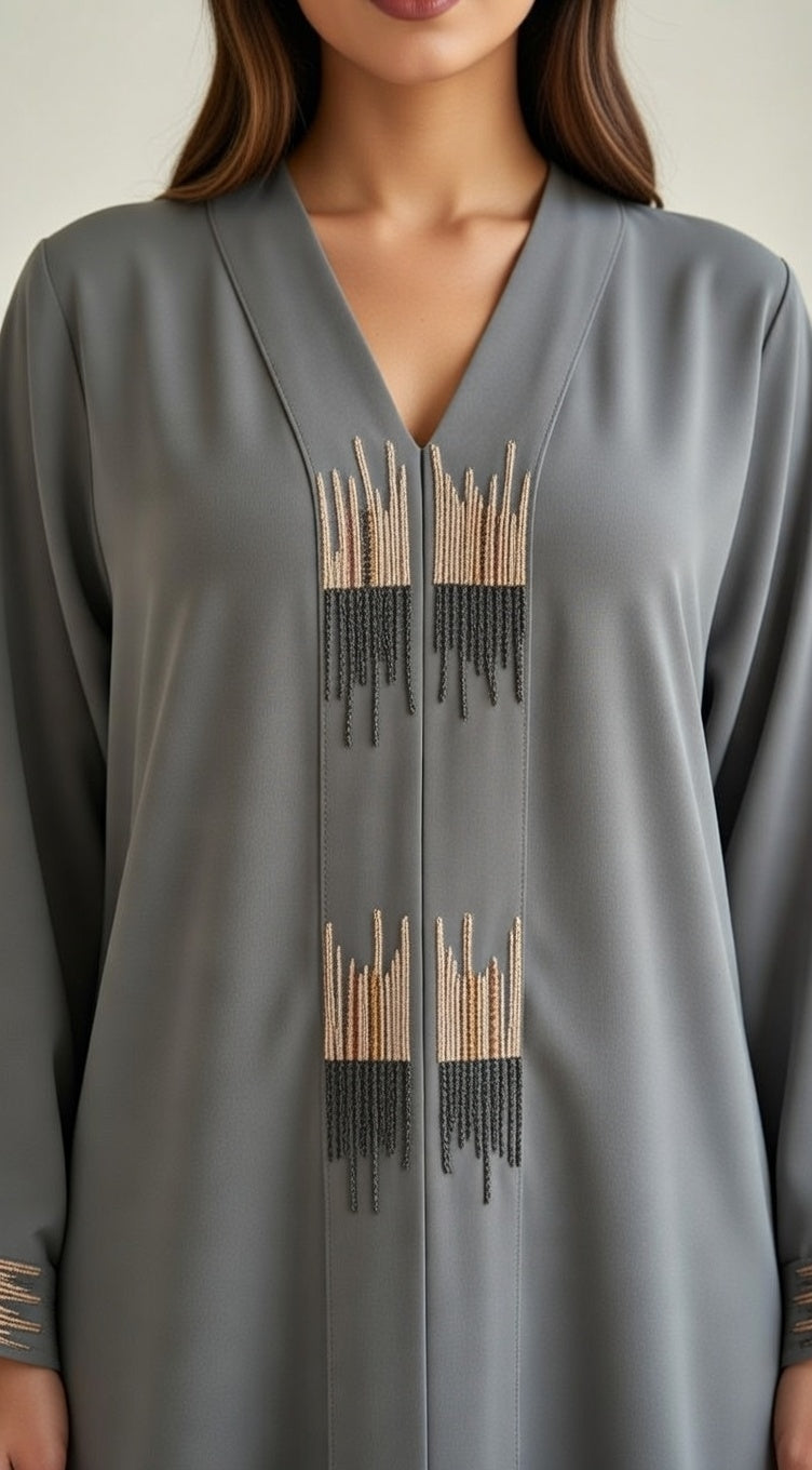 عباية رمادي غامق فاخرة مع تطريز خشبي وذهبي أنيق