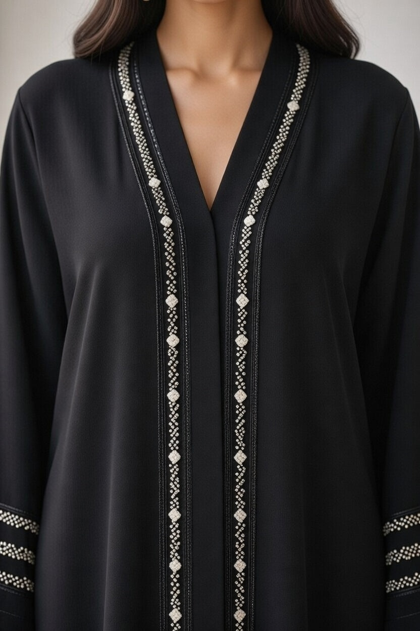 عباية أسود فاخرة مع تطريز فضي وكريستال راقي