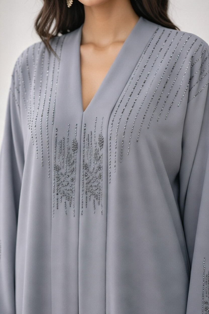 عباية رمادي فاتح فاخر مع تطريز كريستال أنيق