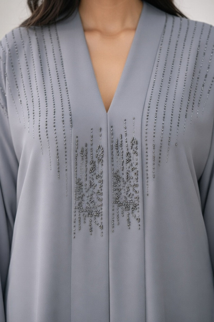 عباية رمادي فاتح فاخر مع تطريز كريستال أنيق
