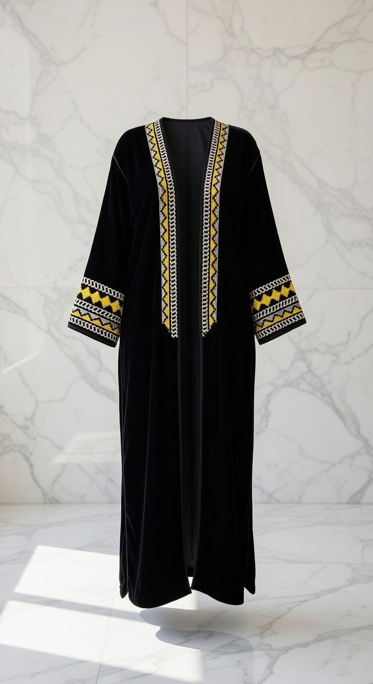 كيمونو مخمل أسود فاخر مع تطريز أصفر وذهبي زنجي أنيق