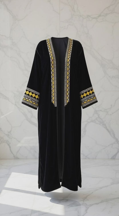 كيمونو مخمل أسود فاخر مع تطريز أصفر وذهبي زنجي أنيق