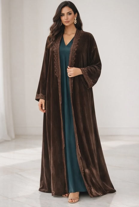 كيمونو مخمل بني فاخر مع تطريز ذهبي راقي