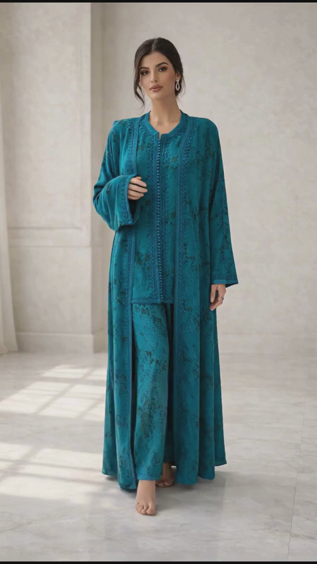 جابادور بلكيمونو ديالو - أزرق مخملي فاخر مع تطريز أزرق داكن راقي