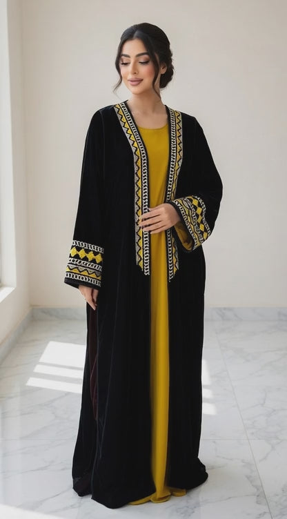 كيمونو مخمل أسود فاخر مع تطريز أصفر وذهبي زنجي أنيق